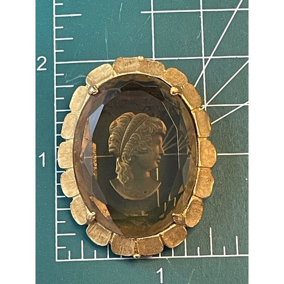 1960's Cameo Reverse Cut Glass Gold Tone Scalloped Edge Brooch Vintage - Picture 7 of 7